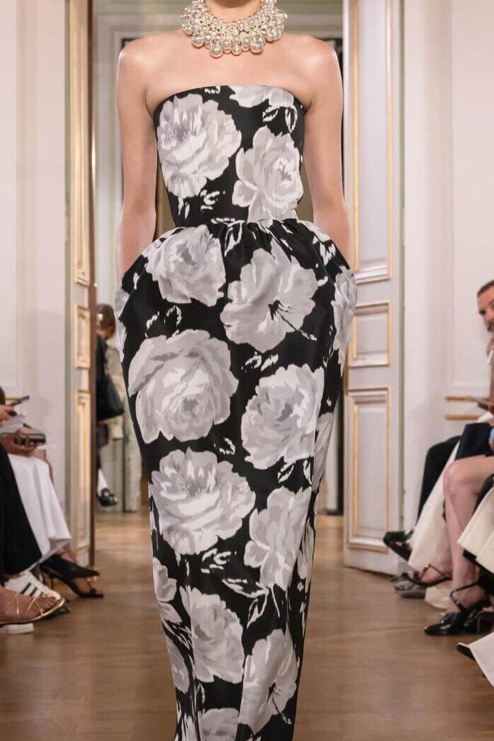 レコ大2025川口春奈の衣装。